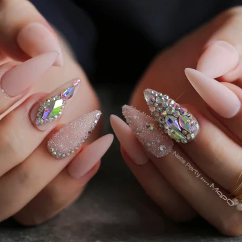 Матово блестящи кристални режийни ноктите са с телесен цвят в дълги шило режийни ноктите Неправилни розови диаманти Нередовни кристални хайвер Елегантен лукс